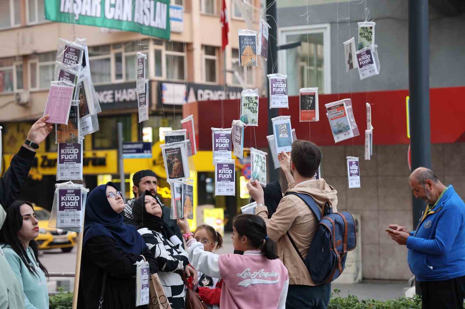 Asırlık Çınarlar Ki̇tap Açtı, 5 Bi̇n Ki̇tap 5 Daki̇kada Toplandı