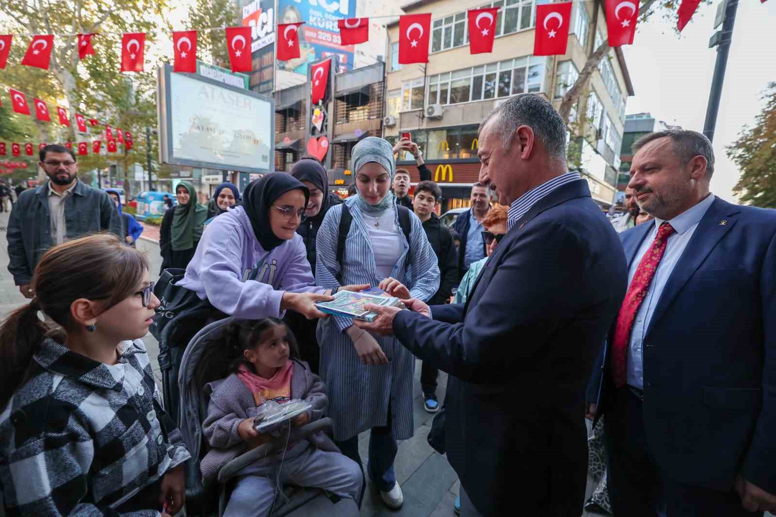 Asırlık Çınarlar Ki̇tap Açtı, 5 Bi̇n Ki̇tap 5 Daki̇kada Toplandı