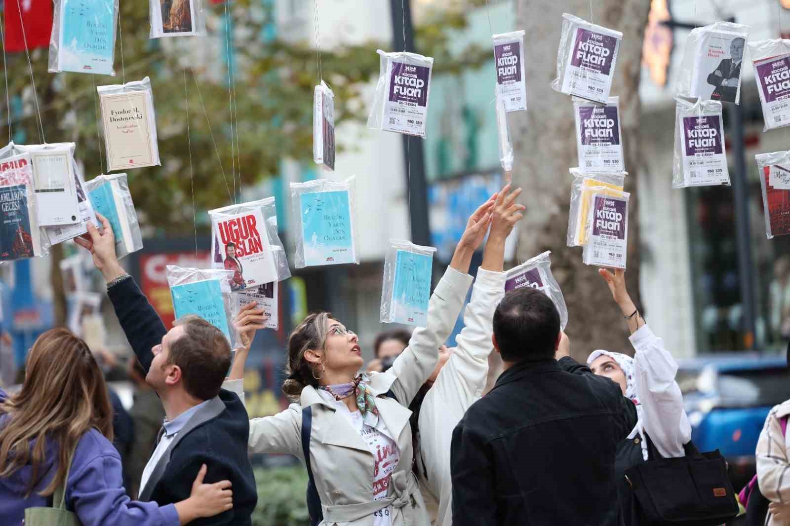 Asırlık Çınarlar Ki̇tap Açtı, 5 Bi̇n Ki̇tap 5 Daki̇kada Toplandı