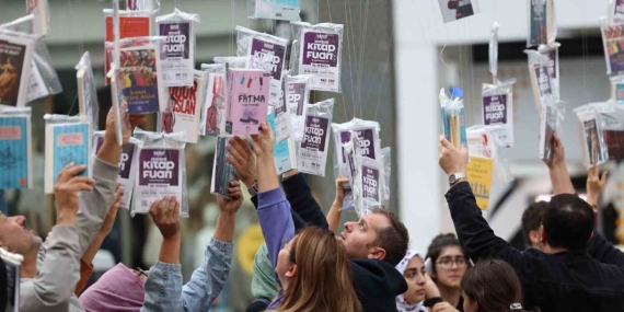 Asırlık Çınarlar Ki̇tap Açtı, 5 Bi̇n Ki̇tap 5 Daki̇kada Toplandı