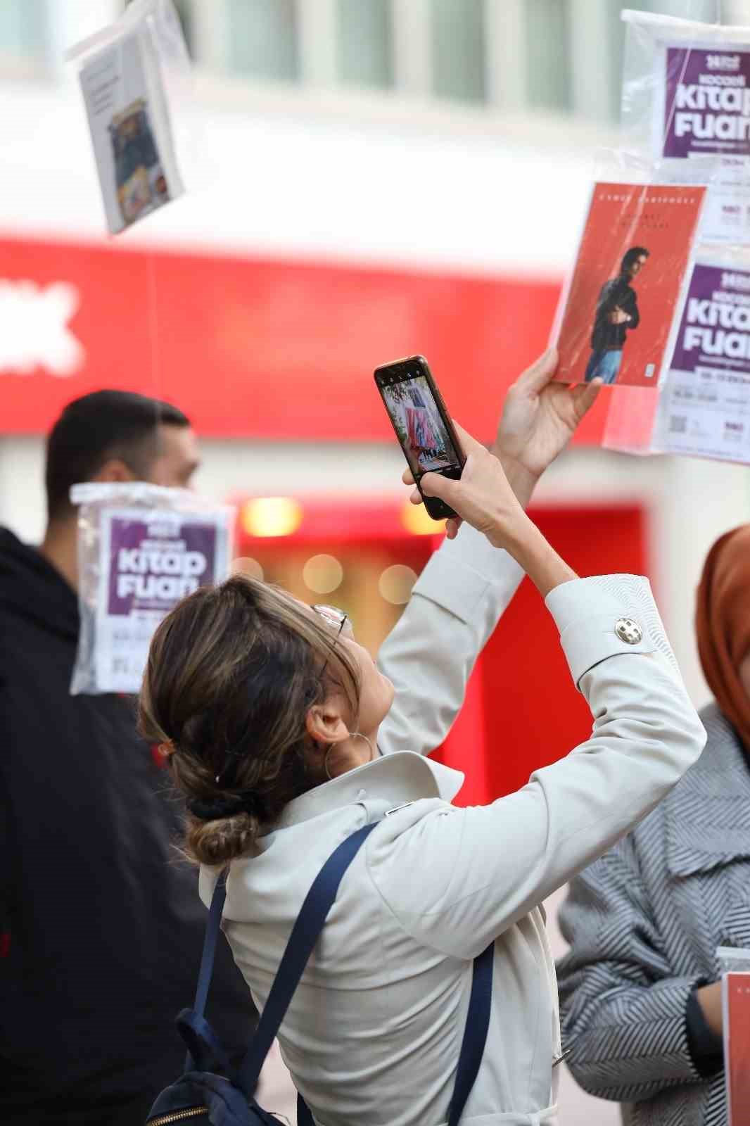 Asırlık Çınarlar Ki̇tap Açtı, 5 Bi̇n Ki̇tap 5 Daki̇kada Toplandı