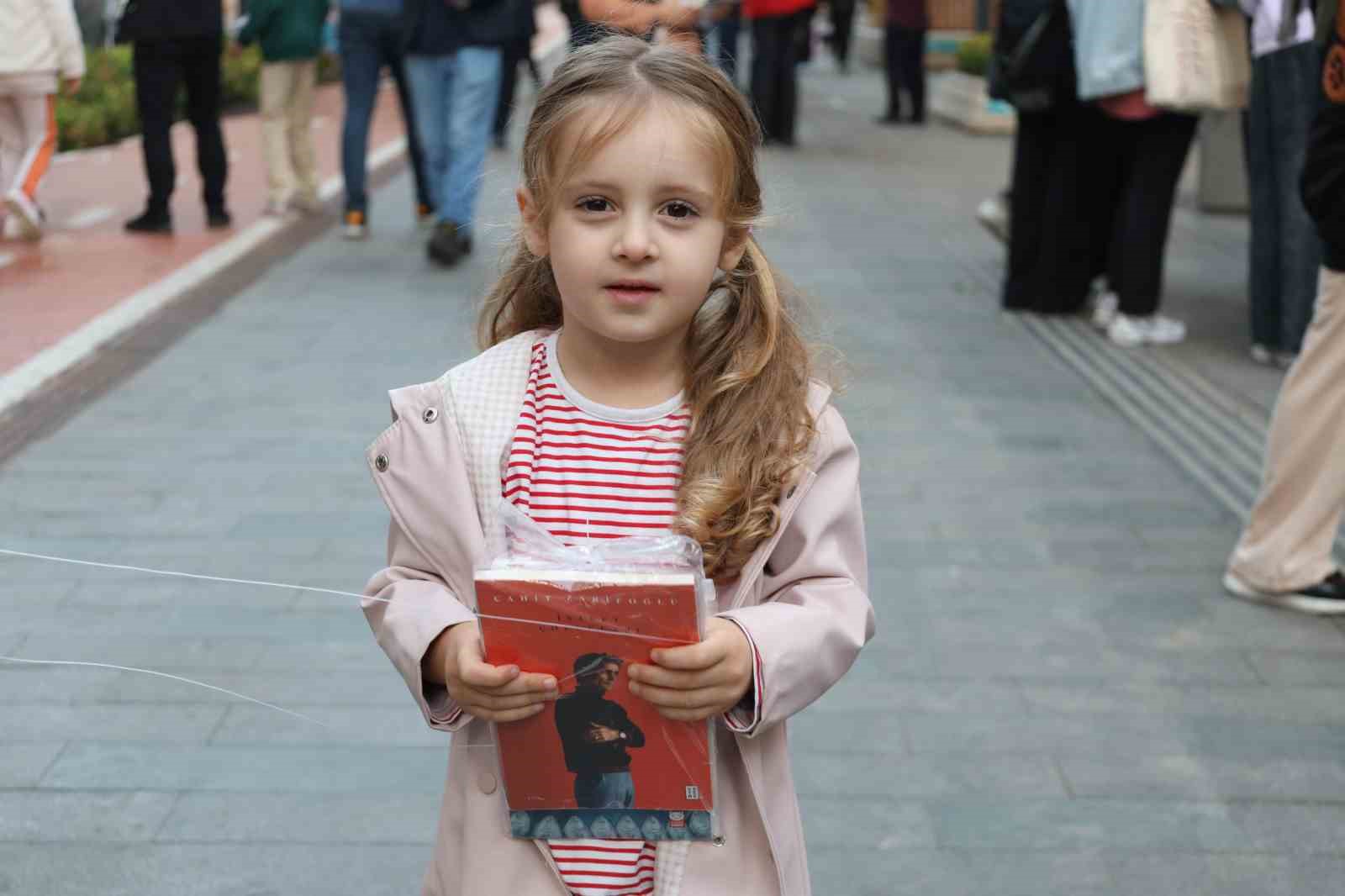 Asırlık Çınarlar Ki̇tap Açtı, 5 Bi̇n Ki̇tap 5 Daki̇kada Toplandı