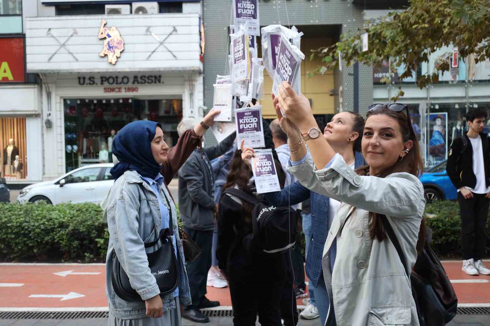 Asırlık Çınarlar Ki̇tap Açtı, 5 Bi̇n Ki̇tap 5 Daki̇kada Toplandı