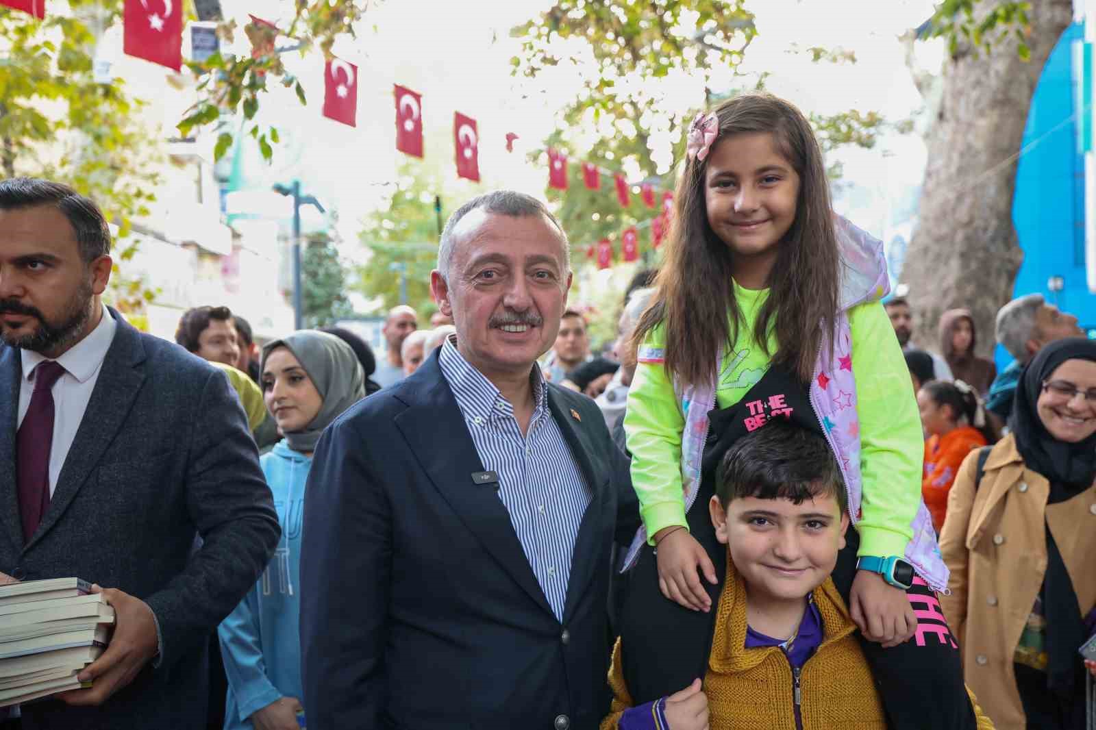 Asırlık Çınarlar Ki̇tap Açtı, 5 Bi̇n Ki̇tap 5 Daki̇kada Toplandı