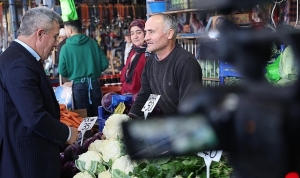 baskan-olmezden-pazaryeri-ziyareti-szIXggPt.jpg