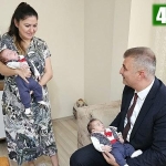 baskan-sezerden-ikiz-bebeklere-hos-geldin-surprizi-pZRuWLeI.jpg