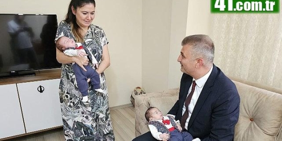 Başkan Sezer’den ikiz bebeklere hoş geldin sürprizi