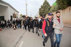 Bungalov Dolandırıcılarına 14 İlde Eş Zamanlı Operasyon: 51 Şüpheli̇ Yakalandı