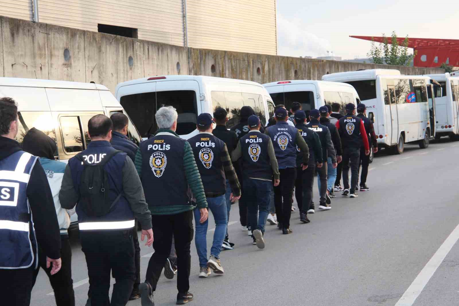 Bungalov Dolandırıcılarına 14 İlde Eş Zamanlı Operasyon: 51 Şüpheli̇ Yakalandı