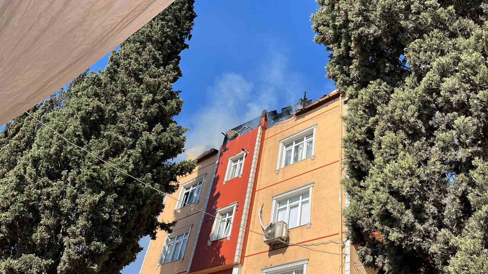 Çatı Alevlere Tesli̇m Oldu: Yangın 45 Daki̇kada Söndürüldü