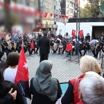 cumhuriyet-bulvari-atanin-sevdigi-sarkilarla-cinladi-S6Ii6AQJ.jpg