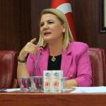 hurriyet-resmi-gorevde-olmayan-birini-hedef-almak-gazetecilik-degil-komedidir-s5tJCx2B.png