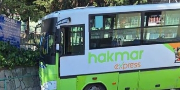İçi̇nde Yolcuların Olduğu Özel Halk Otobüsü Duvara Çarptı