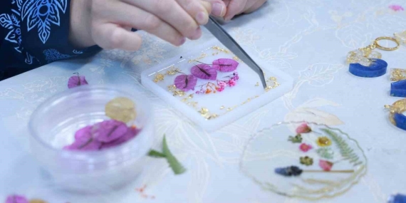 Kadınlar Epoksi̇ Kursuyla Ev Ekonomi̇si̇ne Katkı Sağlıyor