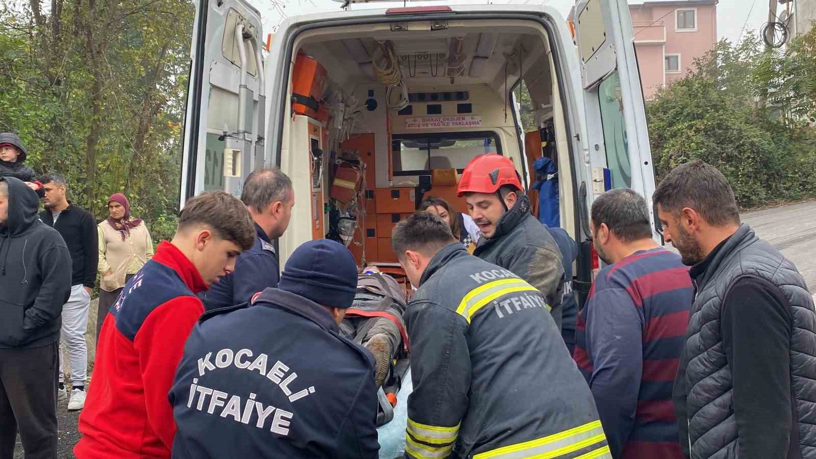 Kamyon Ağaçlık Alana Uçtu: Sıkışan Sürücü Ağır Yaralandı