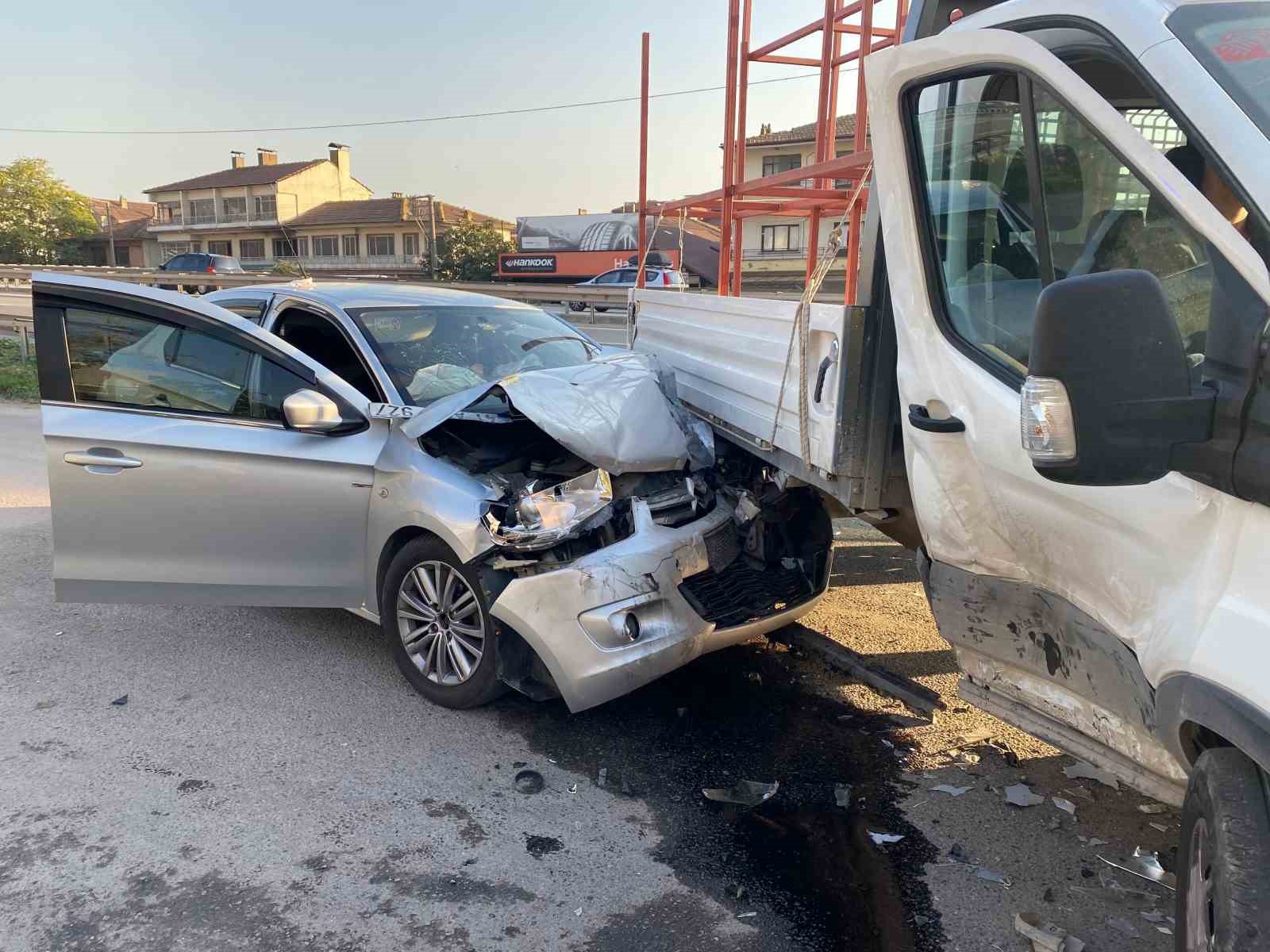 Kamyonete Çarpan Otomobi̇li̇n Sürücüsü Ağır Yaralandı
