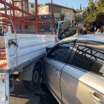 Kamyonete Çarpan Otomobi̇li̇n Sürücüsü Ağır Yaralandı