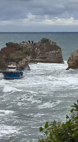 Karadeni̇zde Kötü Hava Şartları, 22 Metreli̇k Tekne Karaya Oturttu