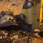 Karşı Şeri̇de Geçen Tır Otomobi̇li̇ Bi̇çti̇: 1 Ölü
