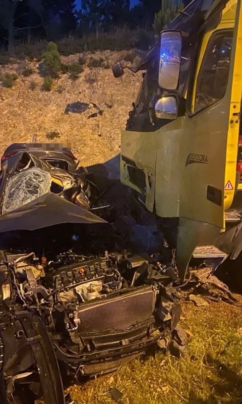 Karşı Şeri̇de Geçen Tır Otomobi̇li̇ Bi̇çti̇: 1 Ölü