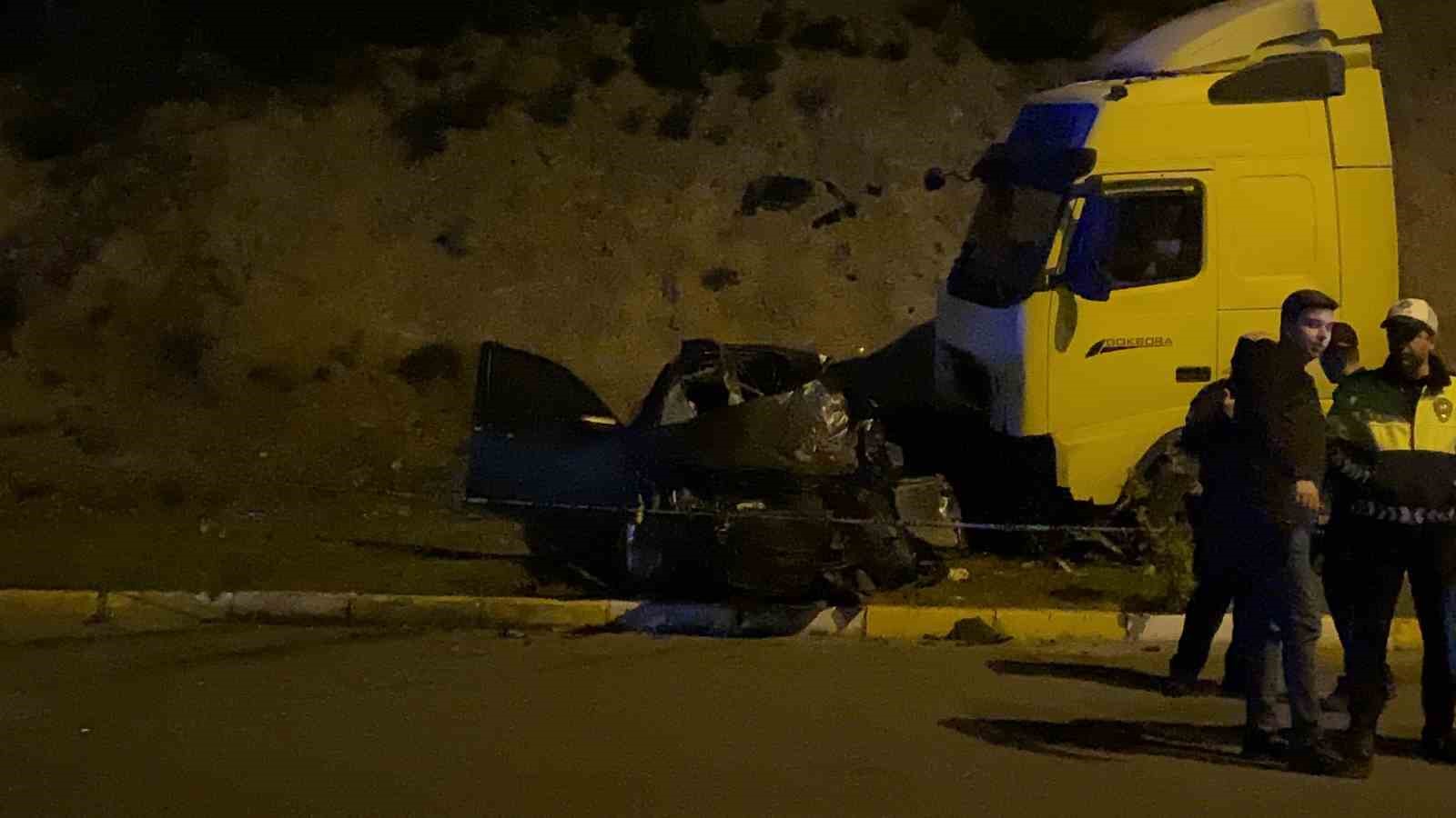 Karşı Şeri̇de Geçen Tır Otomobi̇li̇ Bi̇çti̇: 1 Ölü