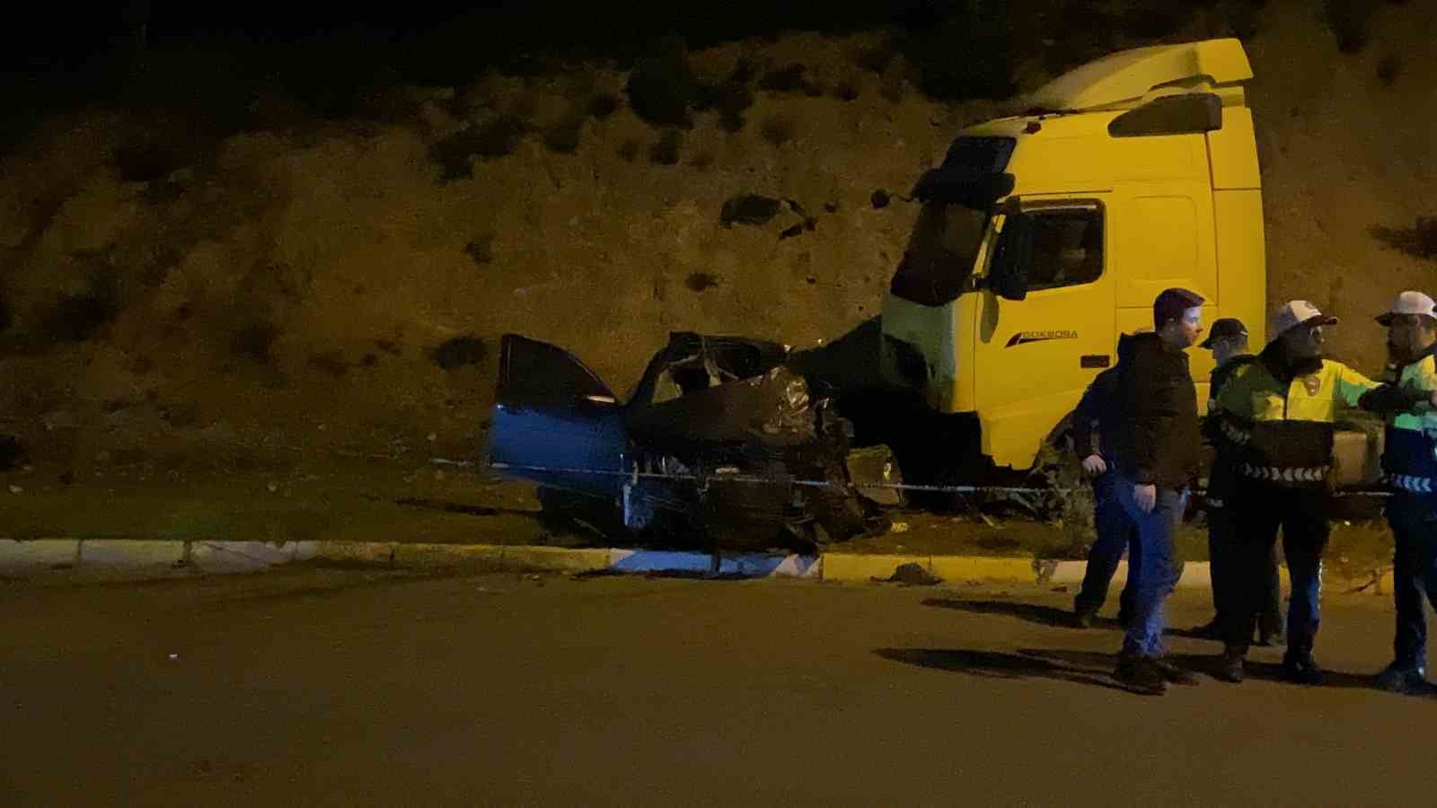 Karşı Şeri̇de Geçen Tır Otomobi̇li̇ Bi̇çti̇: 1 Ölü