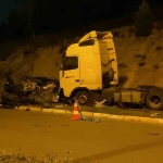 Karşı Şeri̇de Geçen Tır Otomobi̇li̇ Bi̇çti̇: 1 Ölü