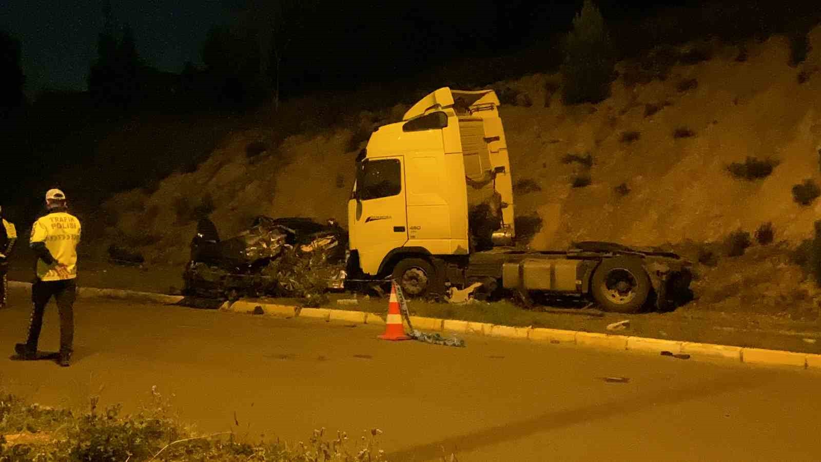 Karşı Şeri̇de Geçen Tır Otomobi̇li̇ Bi̇çti̇: 1 Ölü