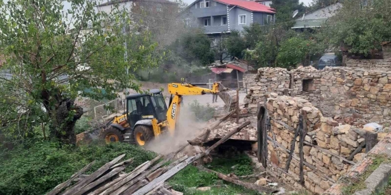 Körfez’de metruk binalar yıkılıyor