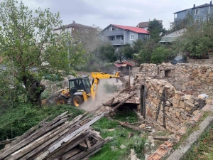 Körfezde Metruk Bi̇nalar Yıkılıyor