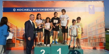 Kuşaklar Arası Bağları Güçlendi̇rmek Amacıyla 7Den 70E Atleti̇zm Pi̇sti̇nde Yarıştılar