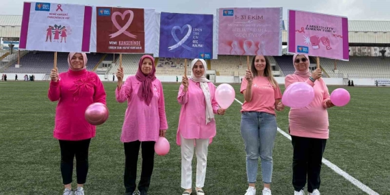 Meme kanseri farkındalığına pembe yürüyüş