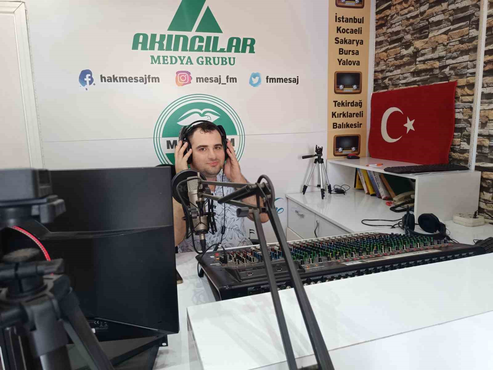 Onun Sesi̇ Tüm Engelleri̇ Aşıyor