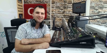 Onun Sesi̇ Tüm Engelleri̇ Aşıyor
