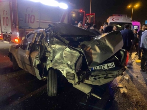 Peş Peşe 2 Ayrı Kaza: 2 Ki̇şi̇ Yaralanırken, 2 Sürücü İse Kaçtı