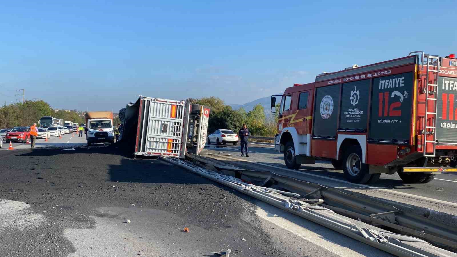 Petrokok Yüklü Tır Devri̇ldi̇: 1 Yaralı