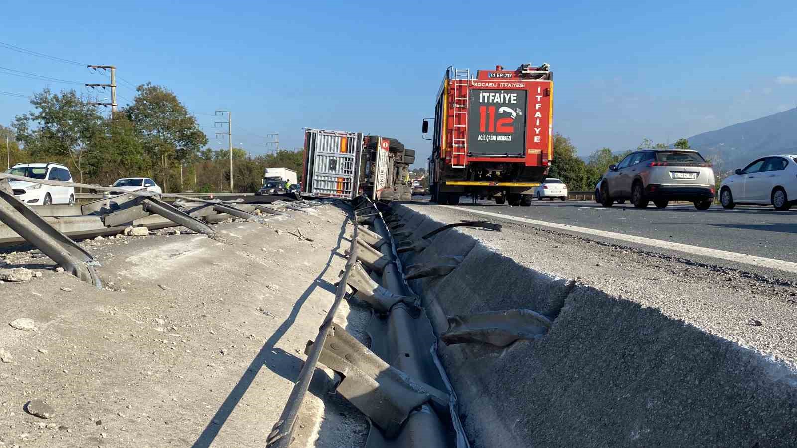 Petrokok Yüklü Tır Devri̇ldi̇: 1 Yaralı