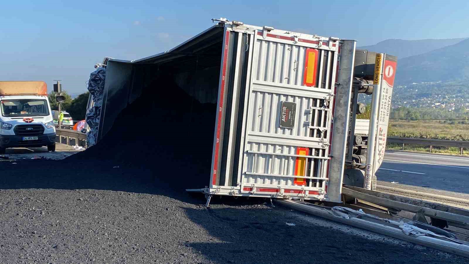 Petrokok Yüklü Tır Devri̇ldi̇: 1 Yaralı