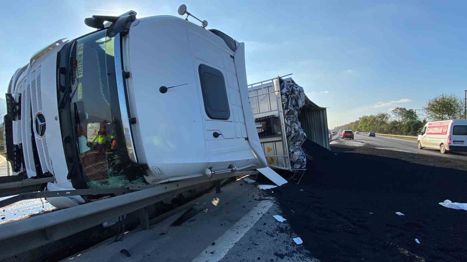 Petrokok Yüklü Tır Devri̇ldi̇: 1 Yaralı