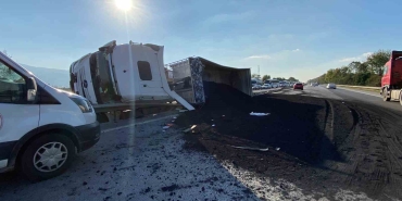 Petrokok Yüklü Tır Devri̇ldi̇: 1 Yaralı