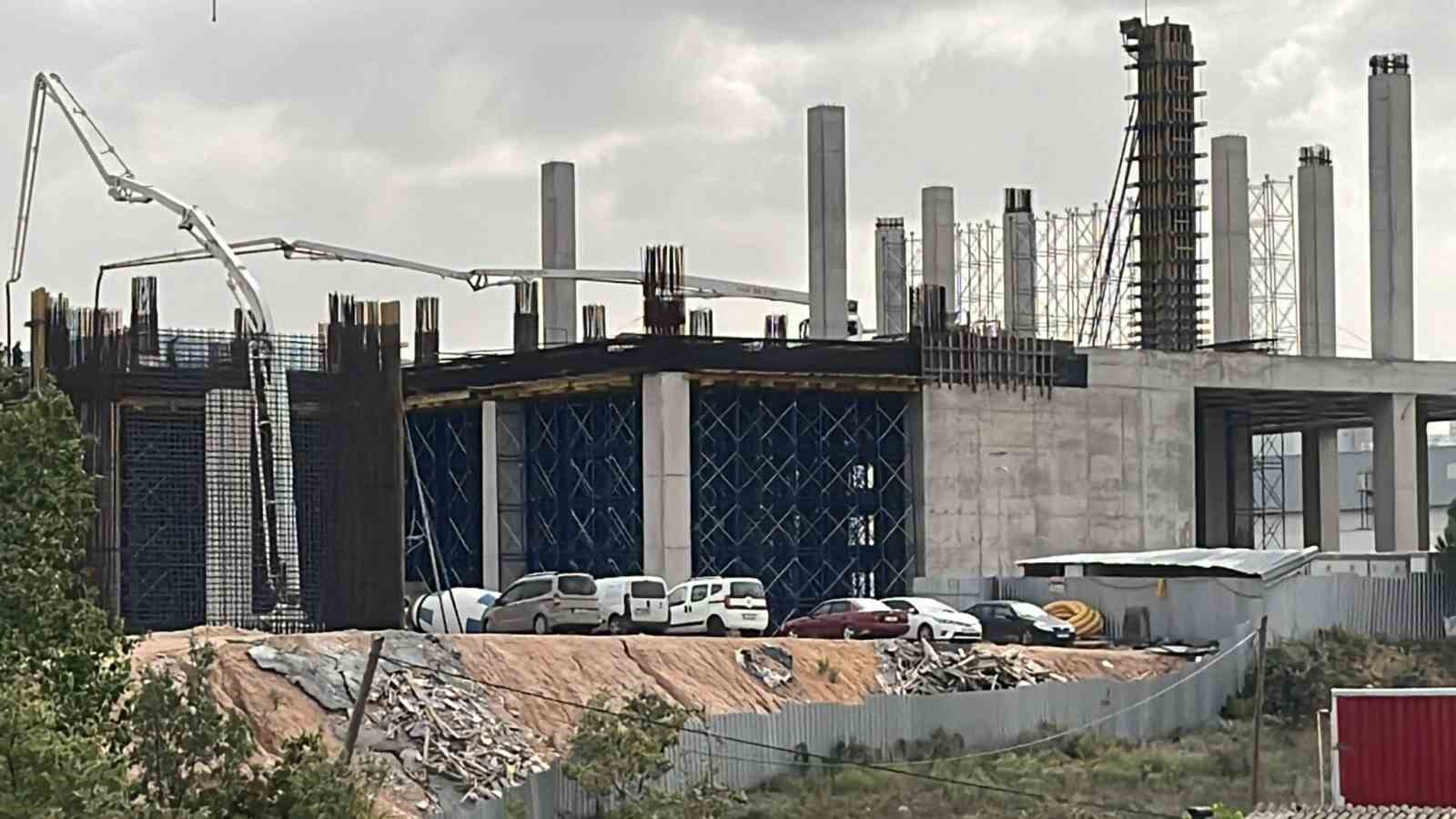 Platformdan Düşen 2 İnşaat İşçi̇si̇ Yaralandı