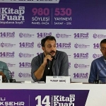 sezai-karakoc-fikirleriyle-14-kocaeli-kitap-fuarina-konuk-oldu-Q2eKAzM3.jpg