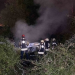 Takla Atan Otomobi̇l Alev Alev Yandı, Pencereden Çıkarak Kurtuldular