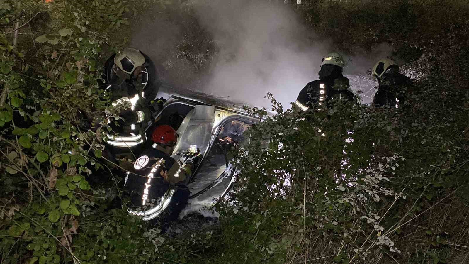 Takla Atan Otomobi̇l Alev Alev Yandı, Pencereden Çıkarak Kurtuldular