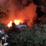 Takla Atan Otomobi̇l Alev Alev Yandı, Pencereden Çıkarak Kurtuldular