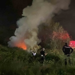 Takla Atan Otomobi̇l Alev Alev Yandı, Pencereden Çıkarak Kurtuldular
