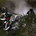 Takla Atan Otomobi̇l Alev Alev Yandı, Pencereden Çıkarak Kurtuldular