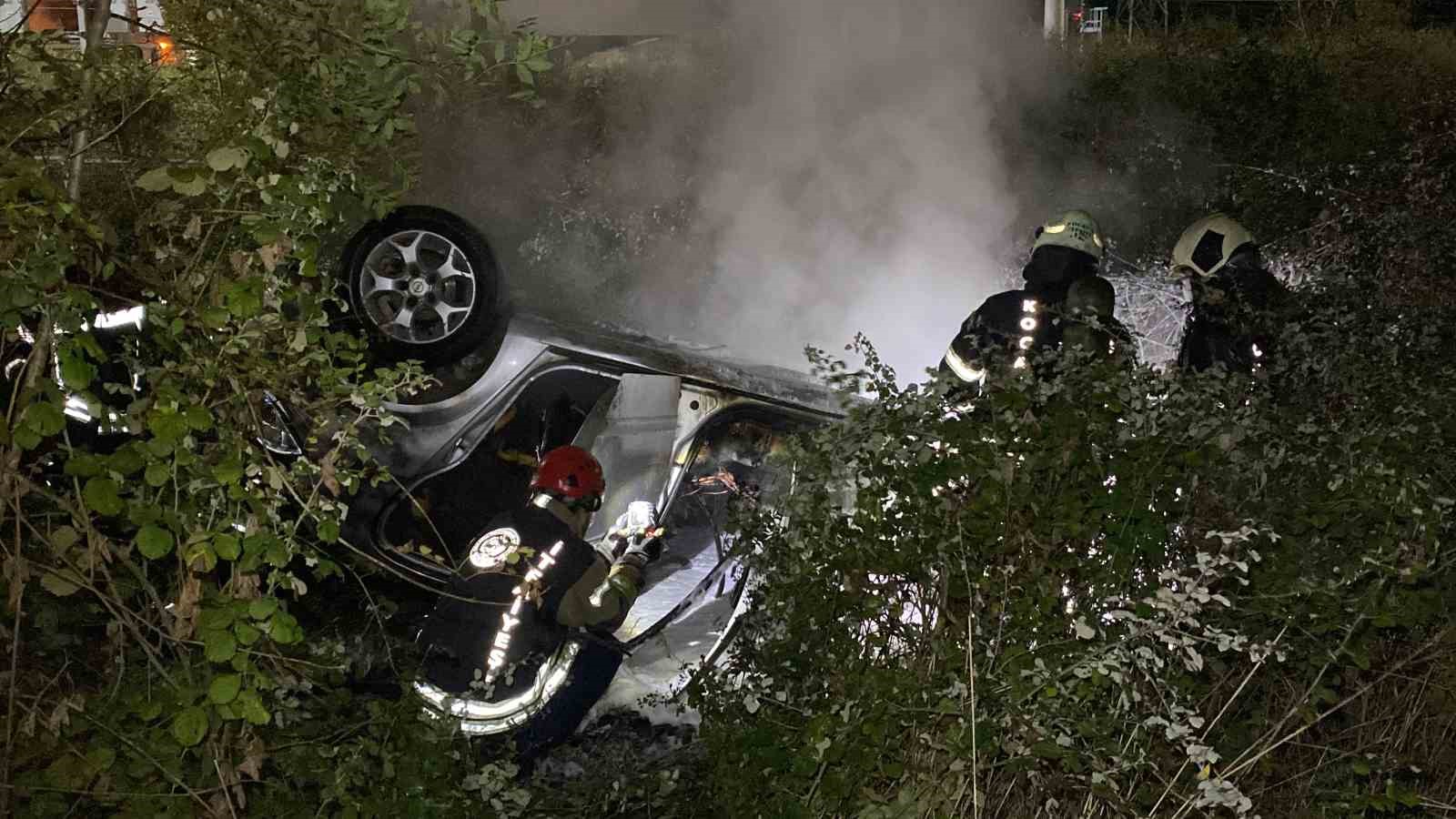 Takla Atan Otomobi̇l Alev Alev Yandı, Pencereden Çıkarak Kurtuldular