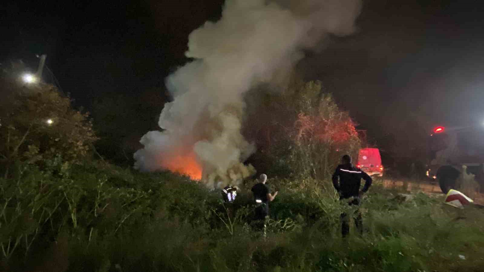 Takla Atan Otomobi̇l Alev Alev Yandı, Pencereden Çıkarak Kurtuldular