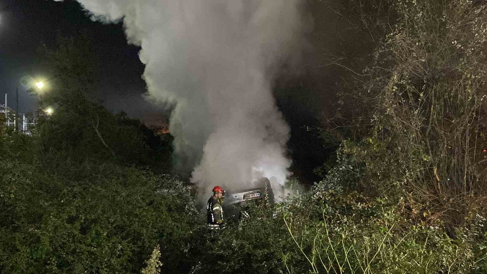 Takla Atan Otomobi̇l Alev Alev Yandı, Pencereden Çıkarak Kurtuldular